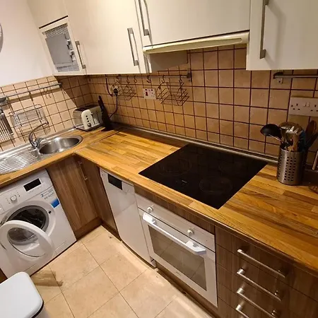 Apartment Town Centre Flat With Roof Terrace *