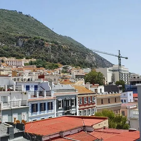 Town Centre Flat With Roof Terrace *
