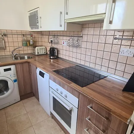 Apartment Town Centre Flat With Roof Terrace *