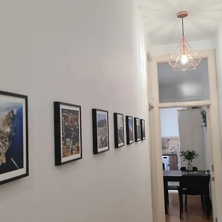 Town Centre Flat With Roof Terrace *